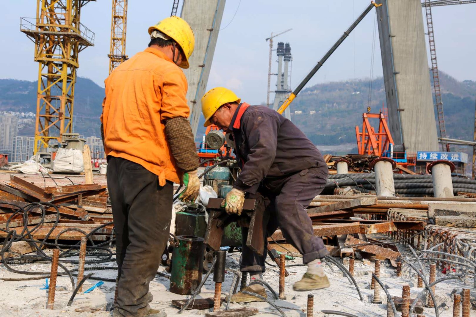 实拍万州长江三桥施工现场,工人骑钢梁不惧高空作业,称习惯了!