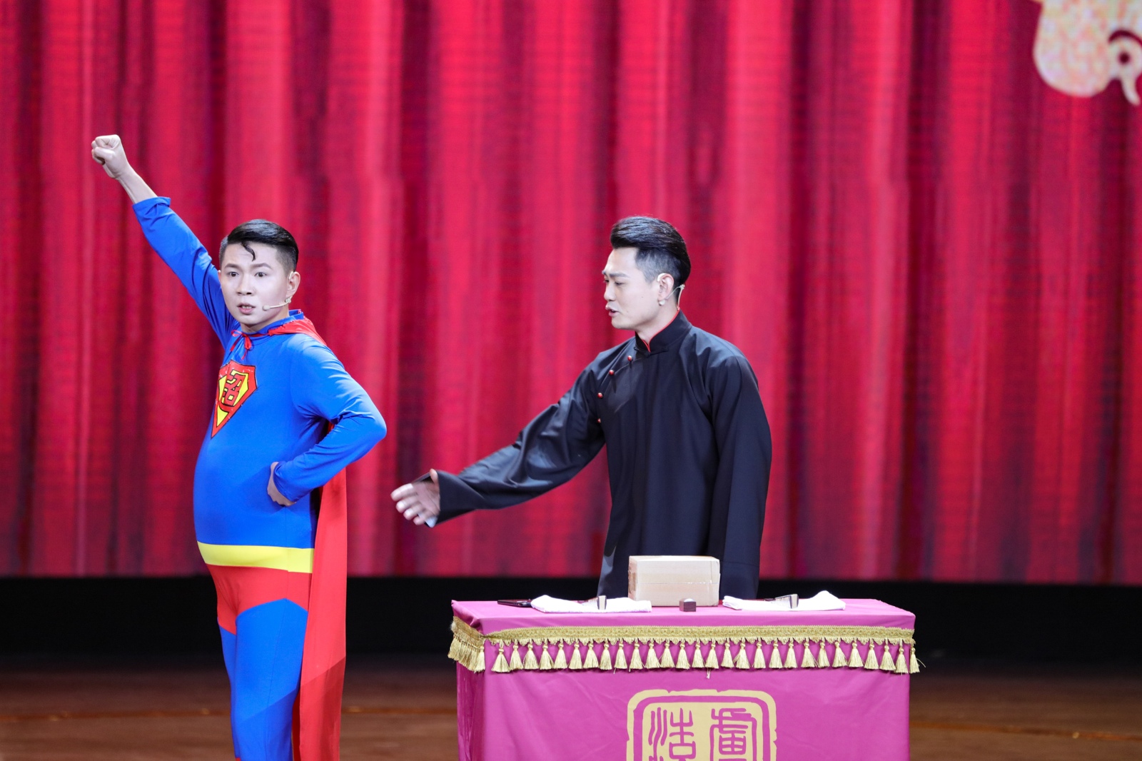 《欢乐喜剧人》贾冰劲敌来袭 卢鑫玉浩强势踢馆