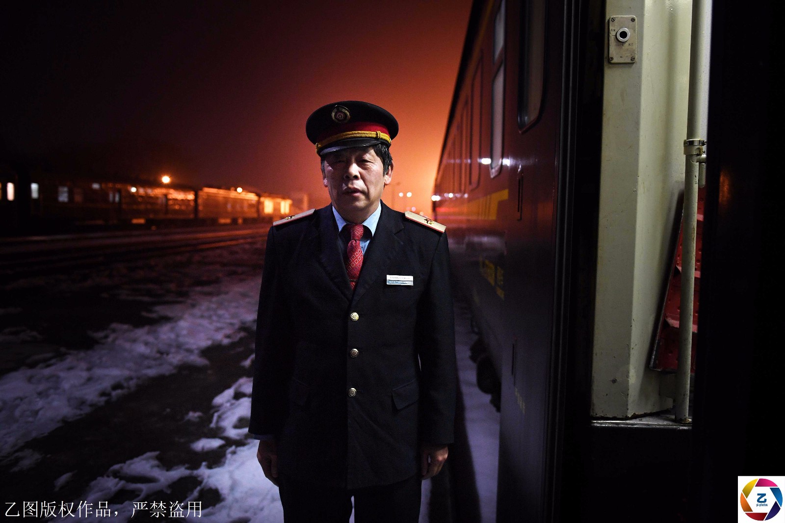 老列车员跟车40年,最后一趟车离开时落泪,称这