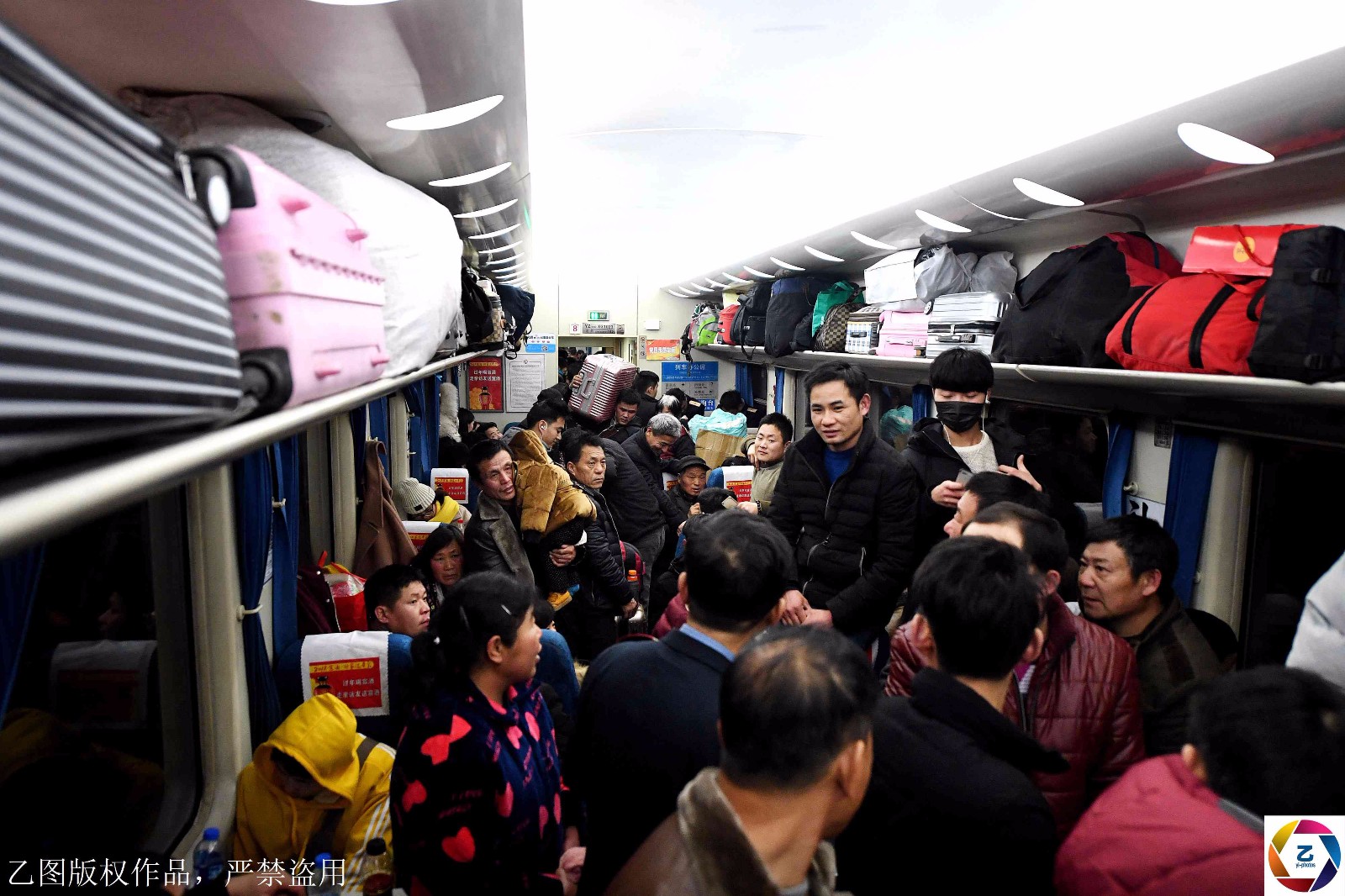 老列车员跟车40年,最后一趟车离开时落泪,称这