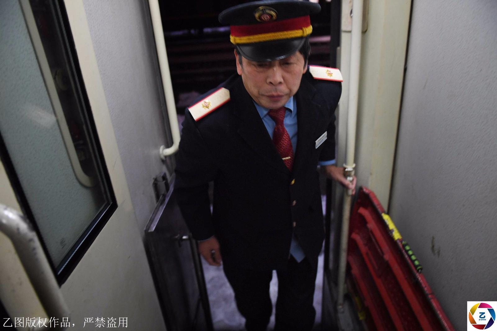 老列车员跟车40年,最后一趟车离开时落泪,称这