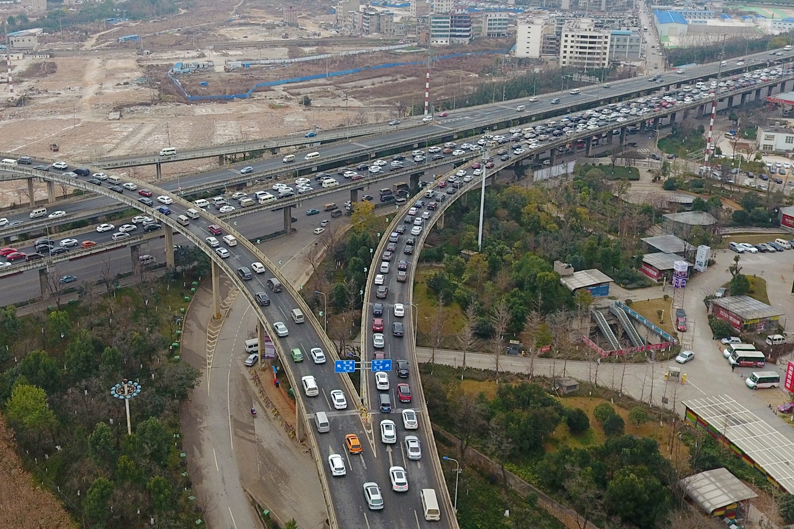 昆明多条道路结冰封闭 出城方向拥堵事故频发