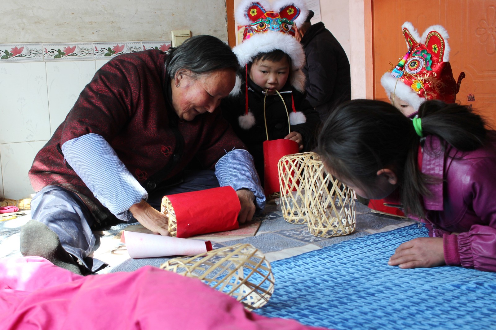 真幸福!孙子回家过年奶奶忙糊灯笼