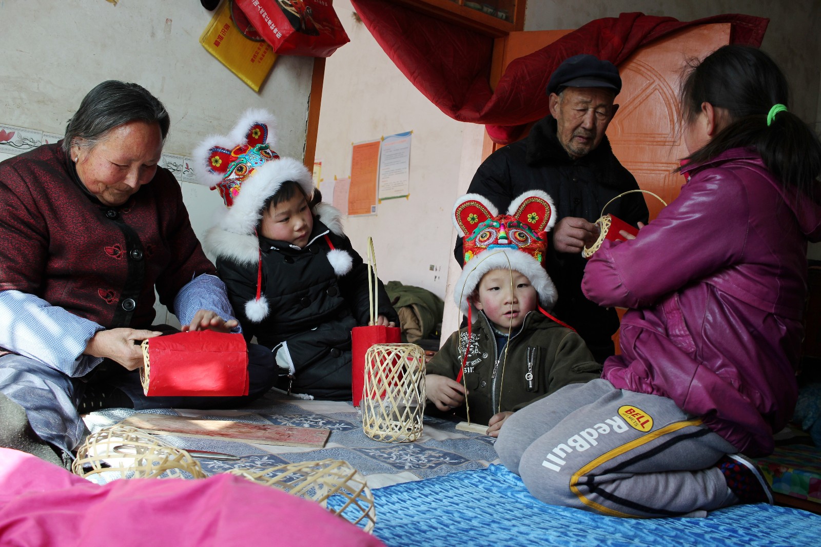 真幸福!孙子回家过年奶奶忙糊灯笼