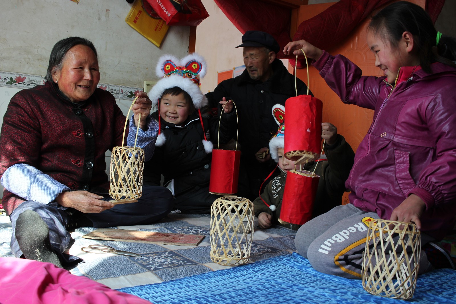 真幸福!孙子回家过年奶奶忙糊灯笼