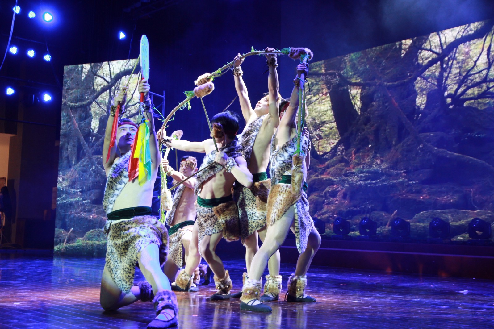 14名男子手持羊皮鼓 陕西羌族舞蹈登台春晚