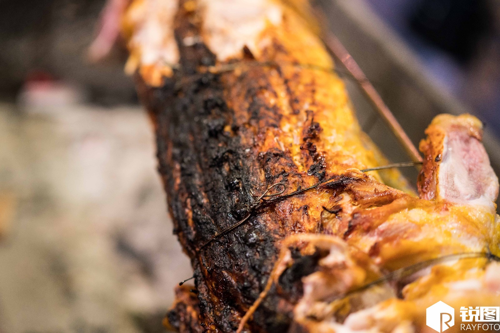 越南当街烤鳄鱼,看上去有点恐怖,你敢吃吗?