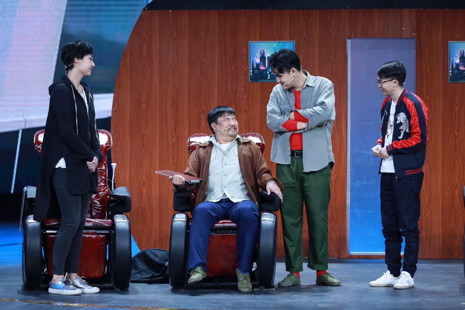 贾玲、贾冰组“兄妹CP” 《欢乐喜剧人》春节欢乐不停