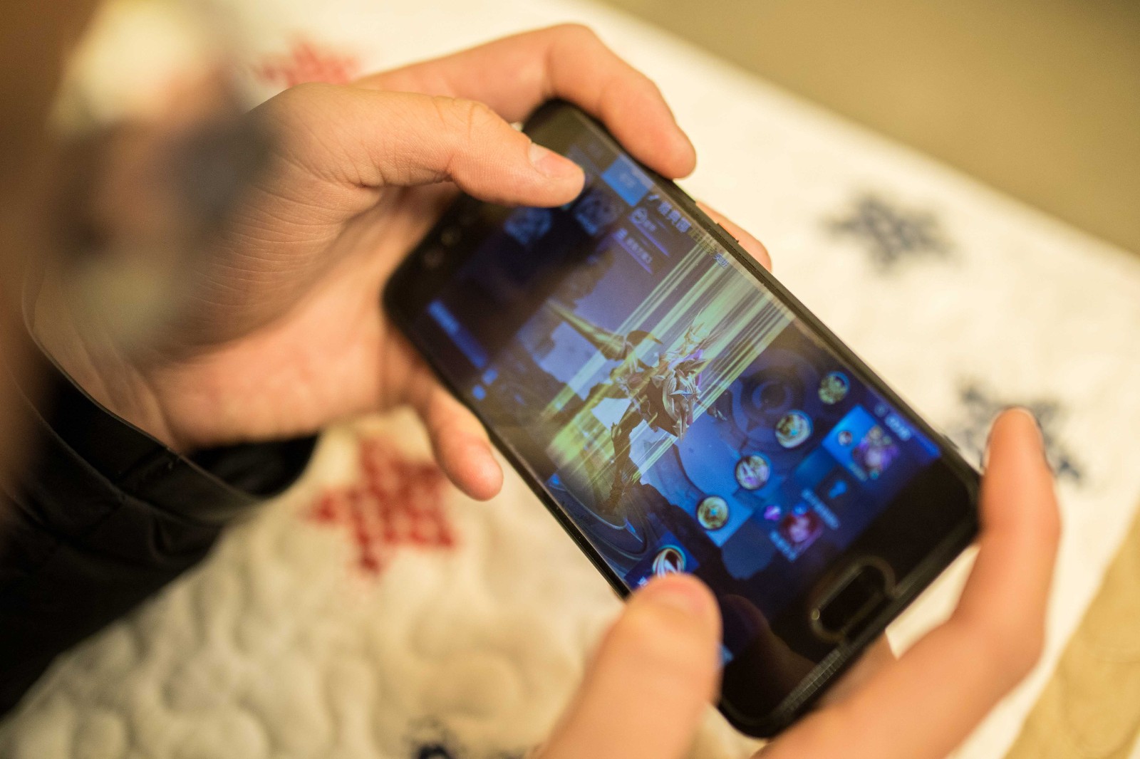 春节期间孩子集体玩手机游戏引担忧 老师被逼