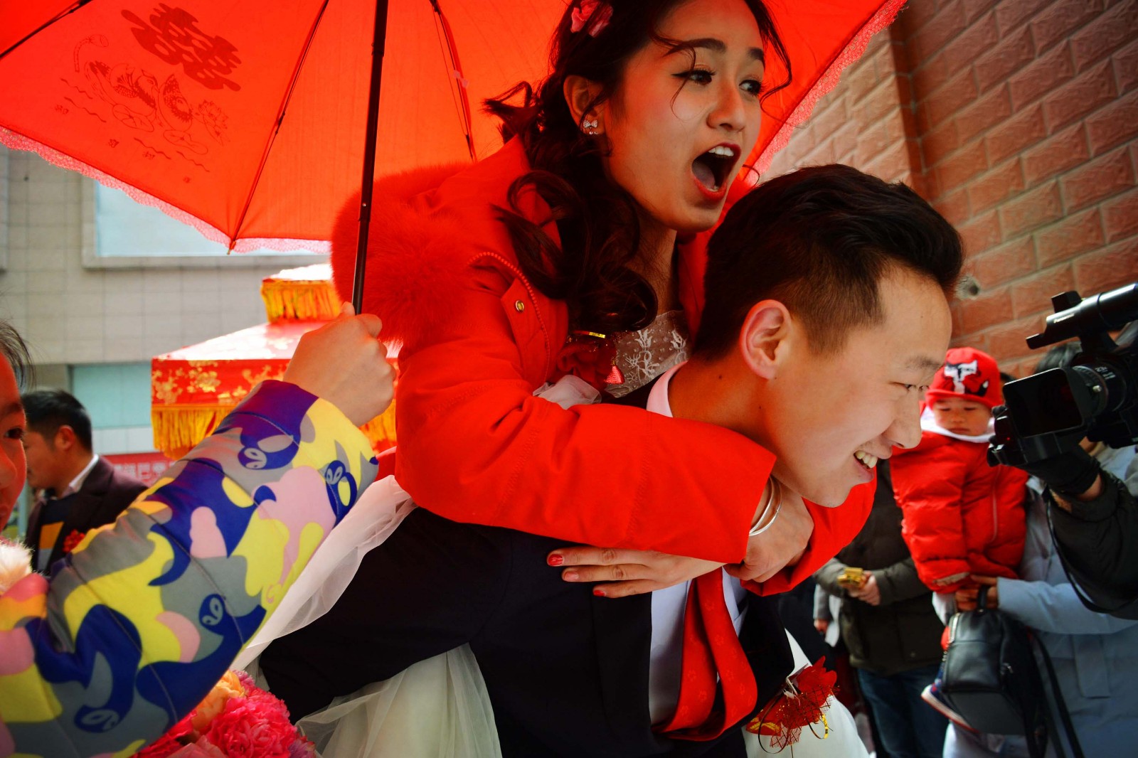 坐花轿,背新娘,结婚是人生一大喜事,不同的风俗习惯亦给新郎,新娘许多