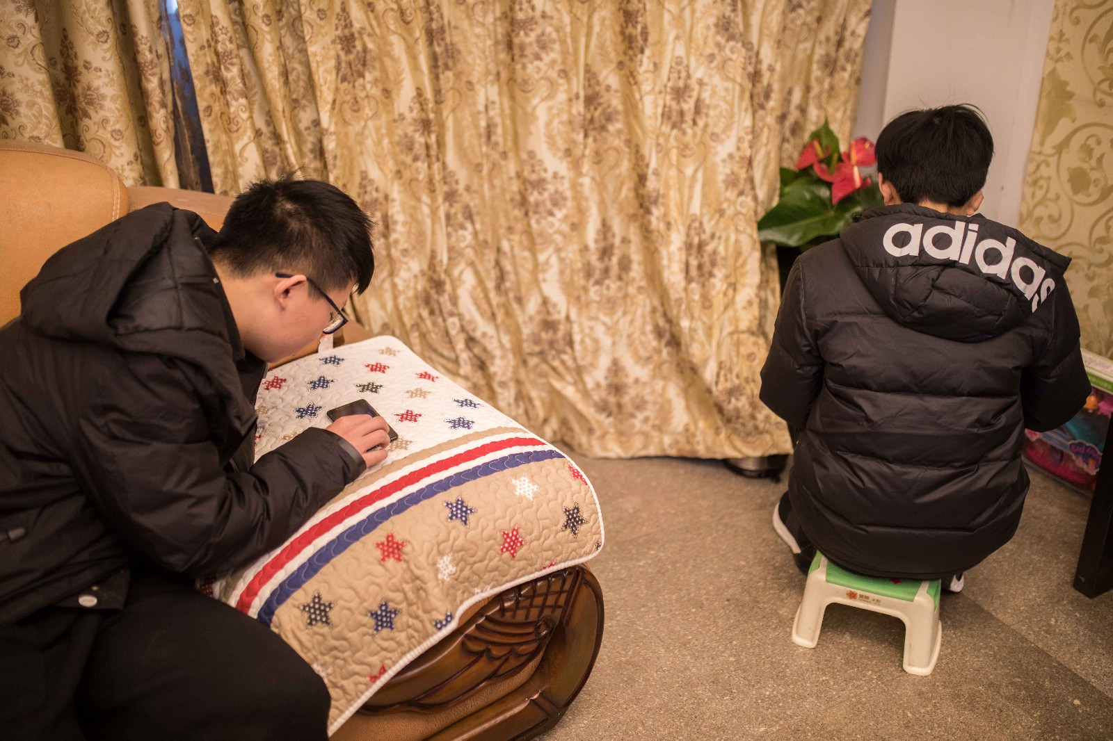 春节期间孩子集体玩手机游戏引担忧 老师被逼