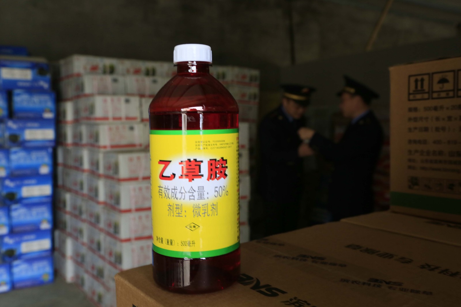 摊主说他所有的农药化肥都是从正规渠道进的货