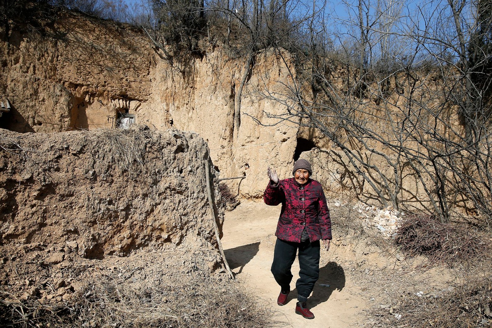 山西农村107岁老奶奶独自在土窑洞里过春节,看