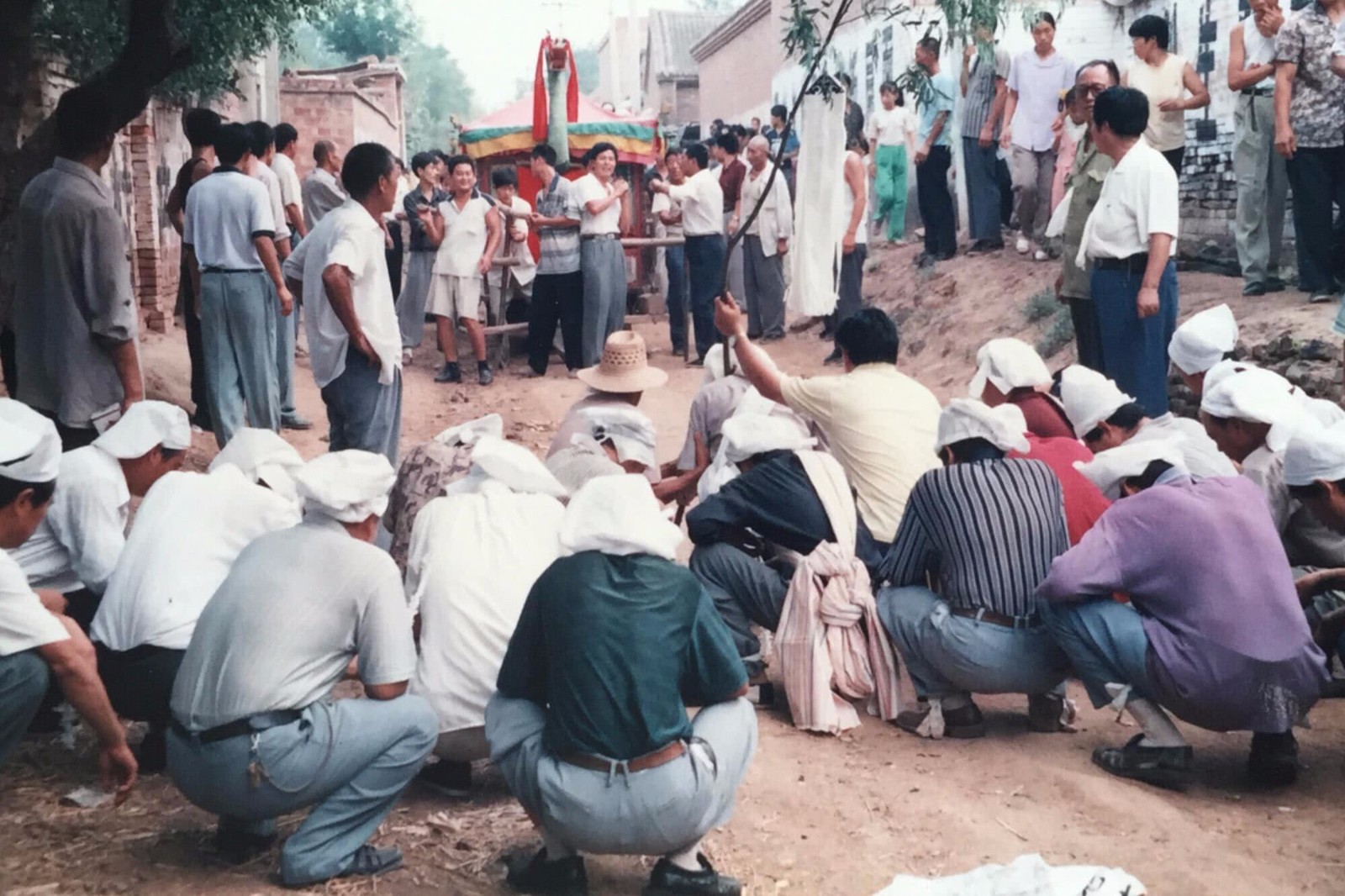 老照片:实拍农村丧葬过程,母亲去世后,儿女