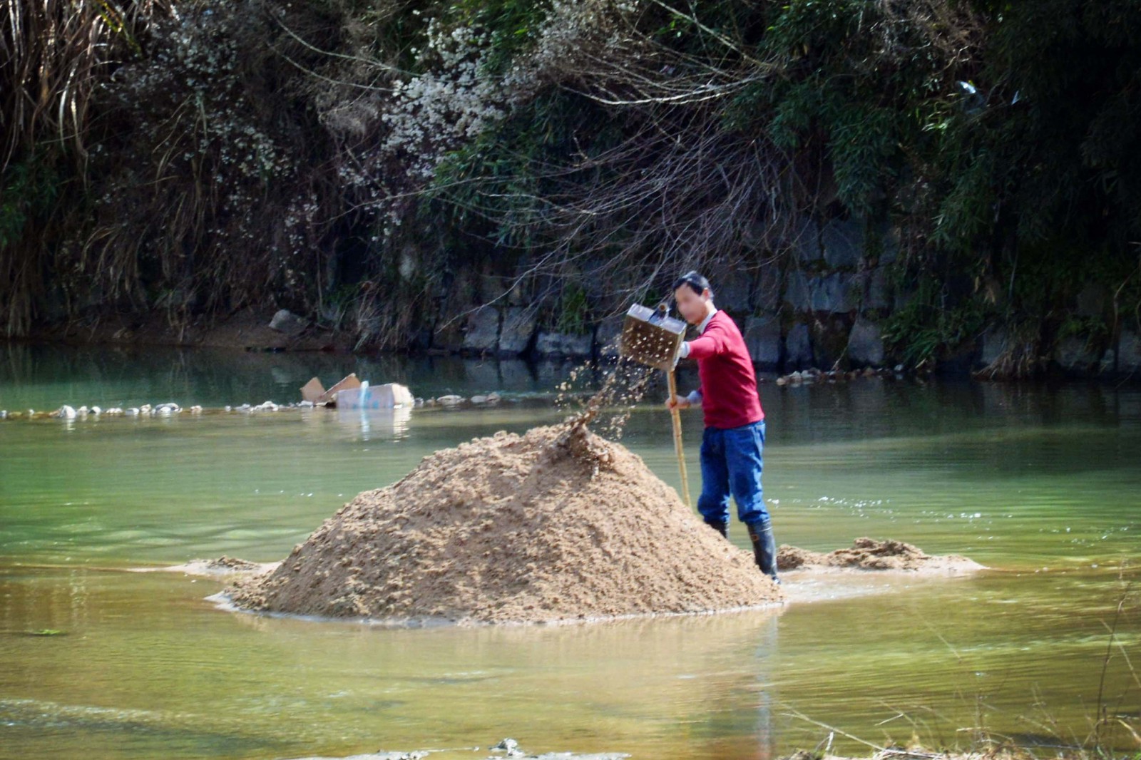 为房子装修省钱村民们河里捞沙 水中垒起通道