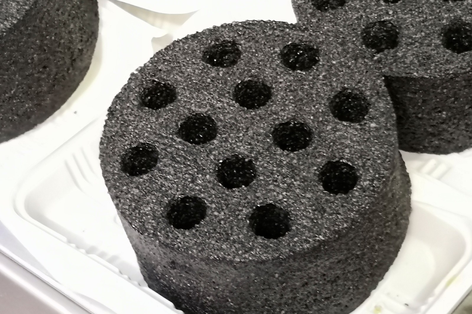 北京王府井小吃街的网红蜂窝煤蛋糕,30元一块,但是买的人不多