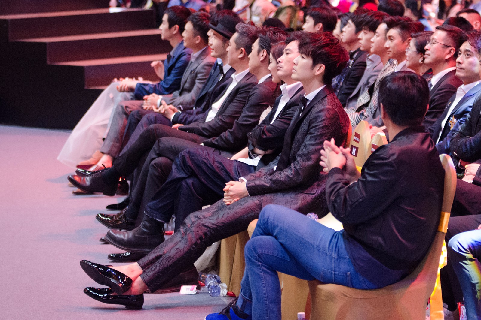 钟汉良电视剧品质盛典饭拍图集,无敌侧颜配大