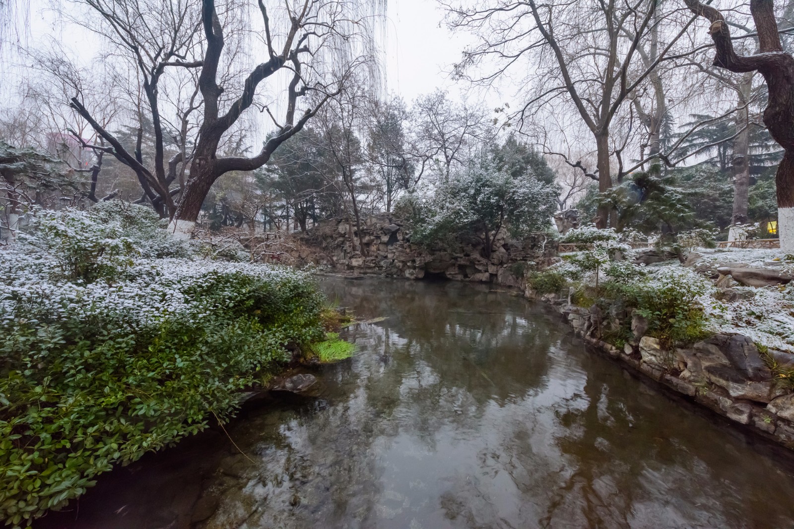 2018年济南第一场雪来了，雪后的趵突泉烟雾缭绕，宛如仙境