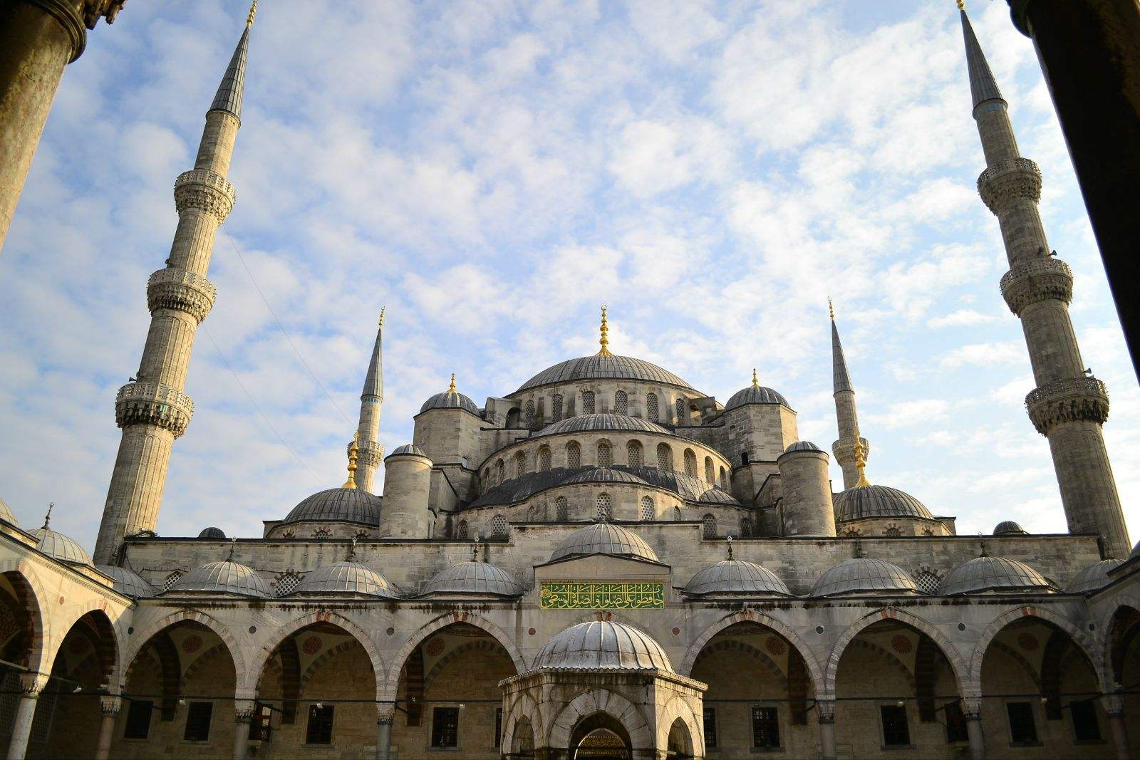 土耳其清真寺尖塔摄影图高清摄影大图-千库网