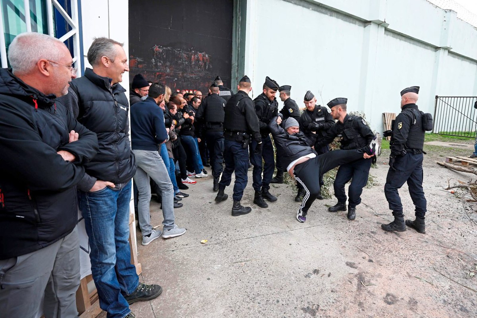 因接连发生犯人袭警事件，法国一百多家监狱爆发抗议浪潮