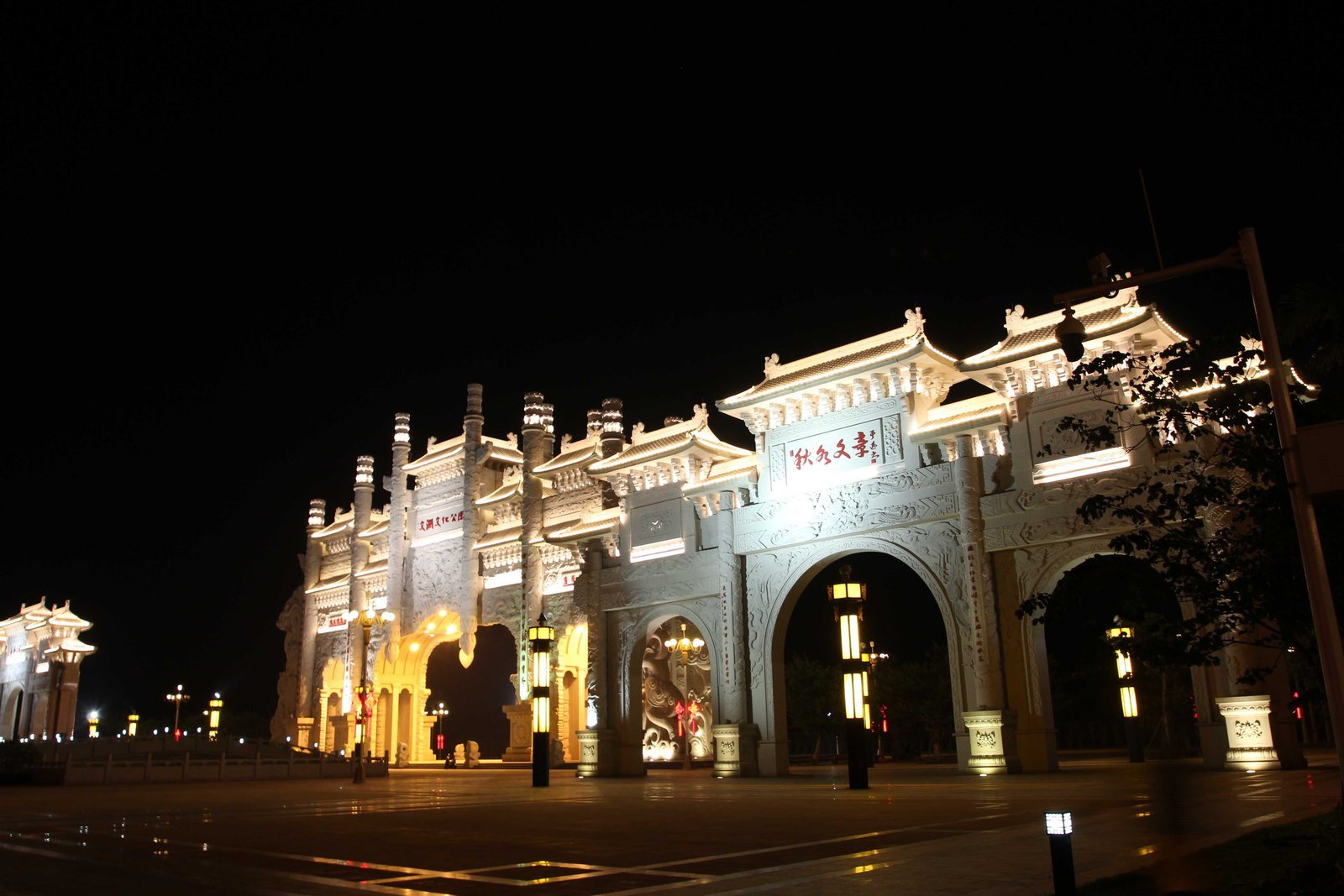 临高文澜文化公园:1.7公里长的牌坊蔚为壮观,夜