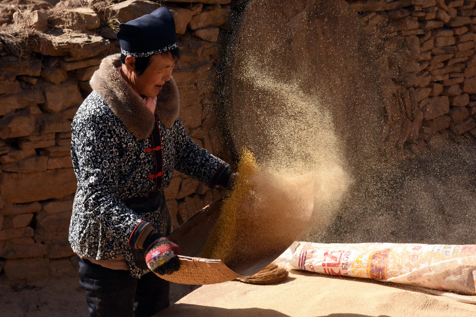 农民传统手工打稻谷，一天打十斗千余斤，叹一斤稻谷买不了一瓶水