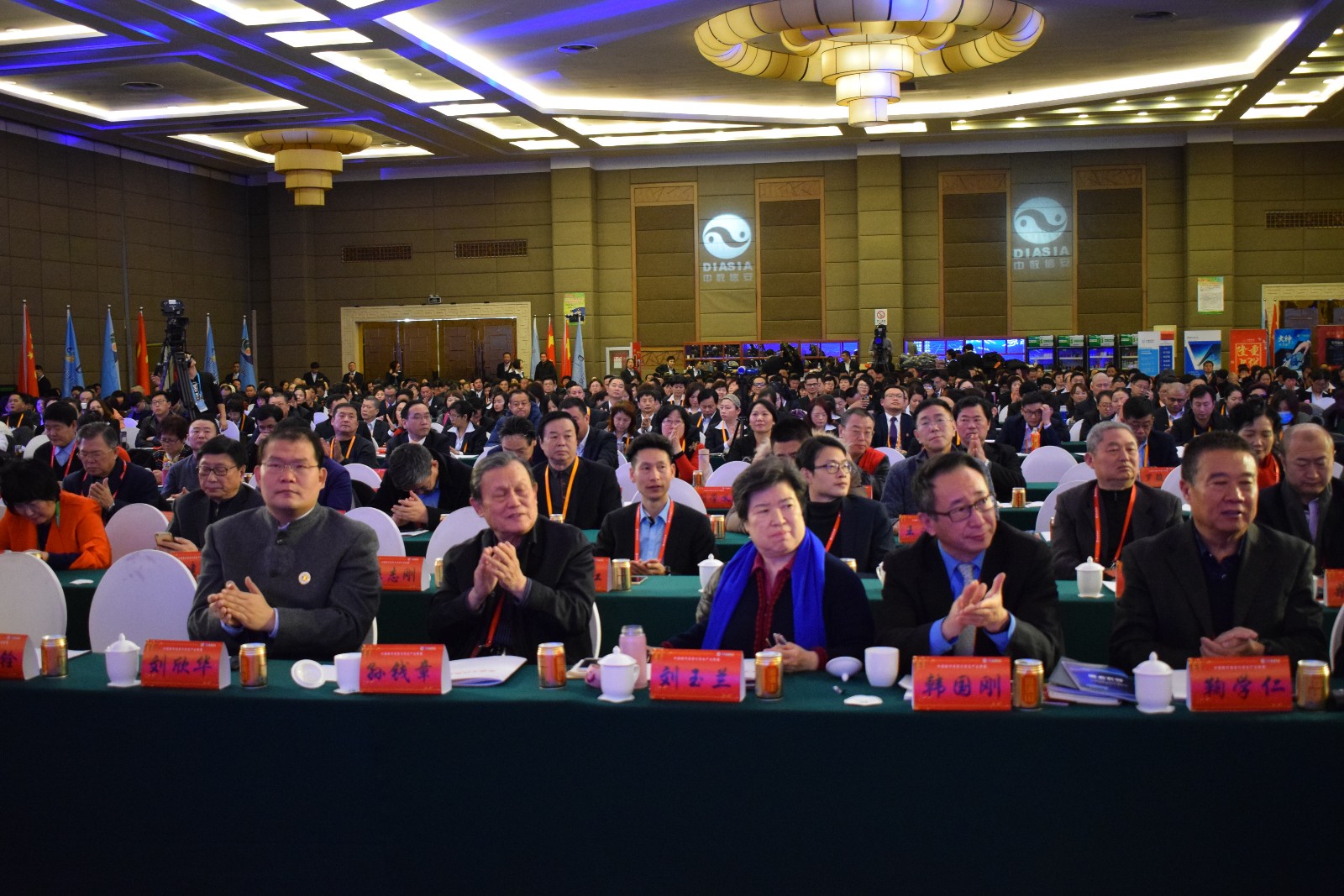 专家呼吁:加速技术创新和基础设施改造,让更多人分享数字红利