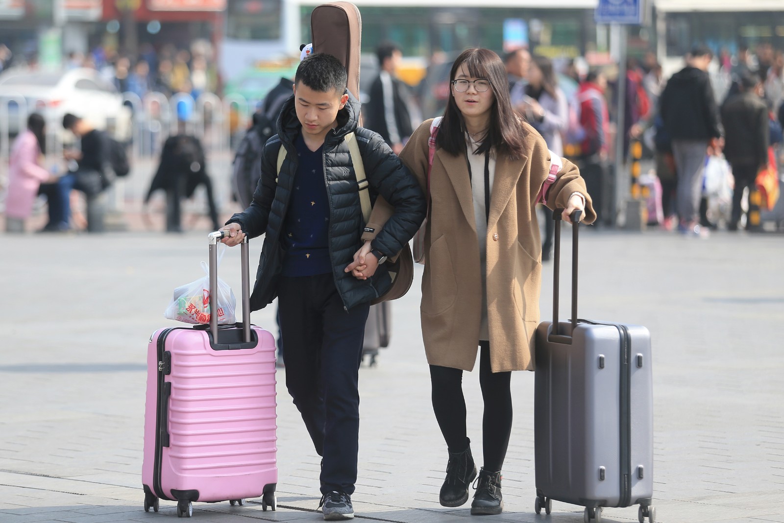 寒假结束 大学生情侣牵手双双返校_新浪看点