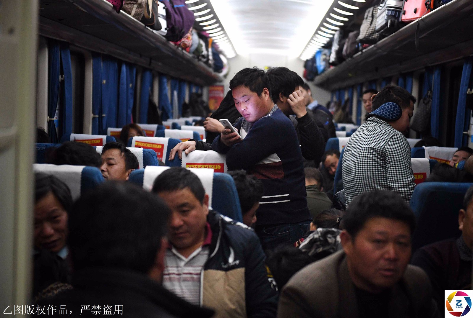 老列车员跟车40年,最后一趟车离开时落泪,称这