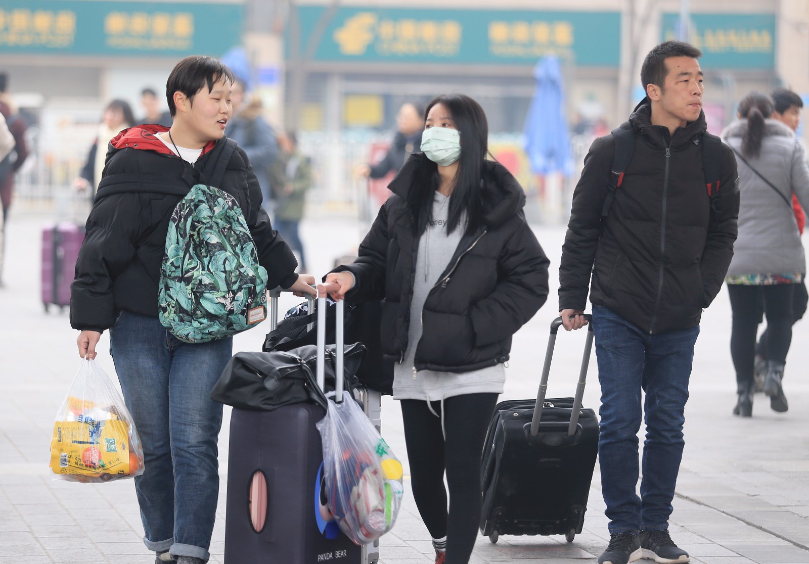 大学生放寒假 孝顺孩子不忘给父母带西安特产