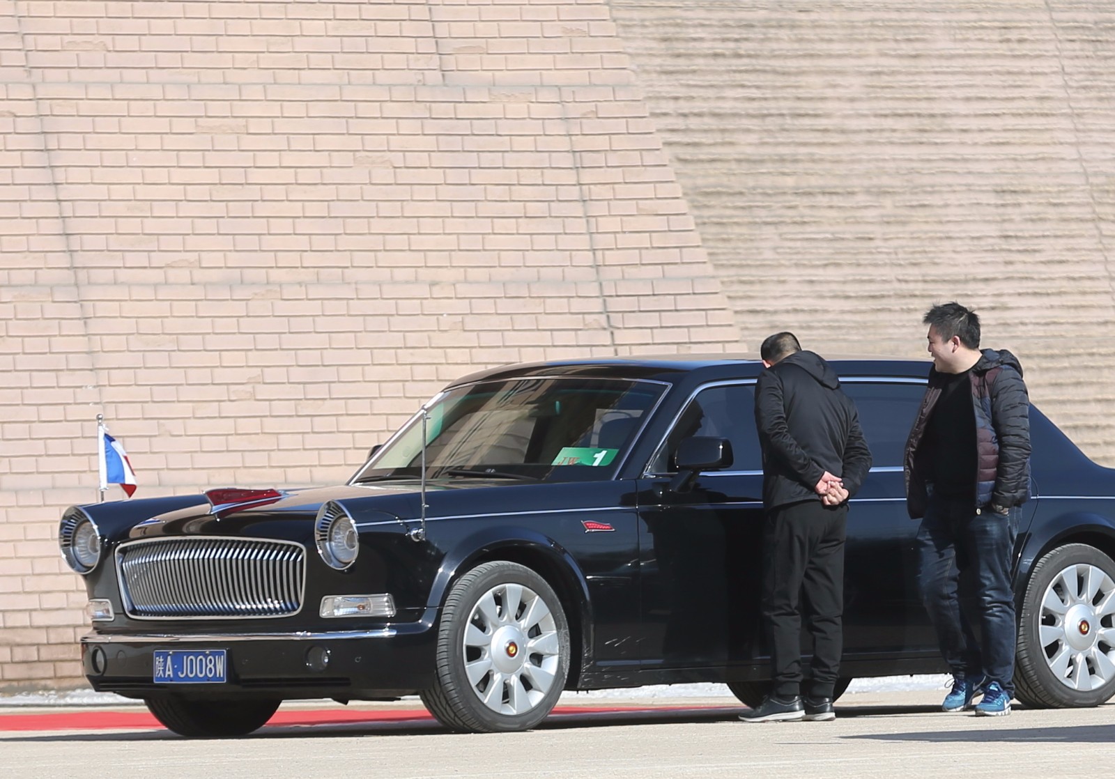 马克龙到访西安 乘坐红旗l5礼宾车