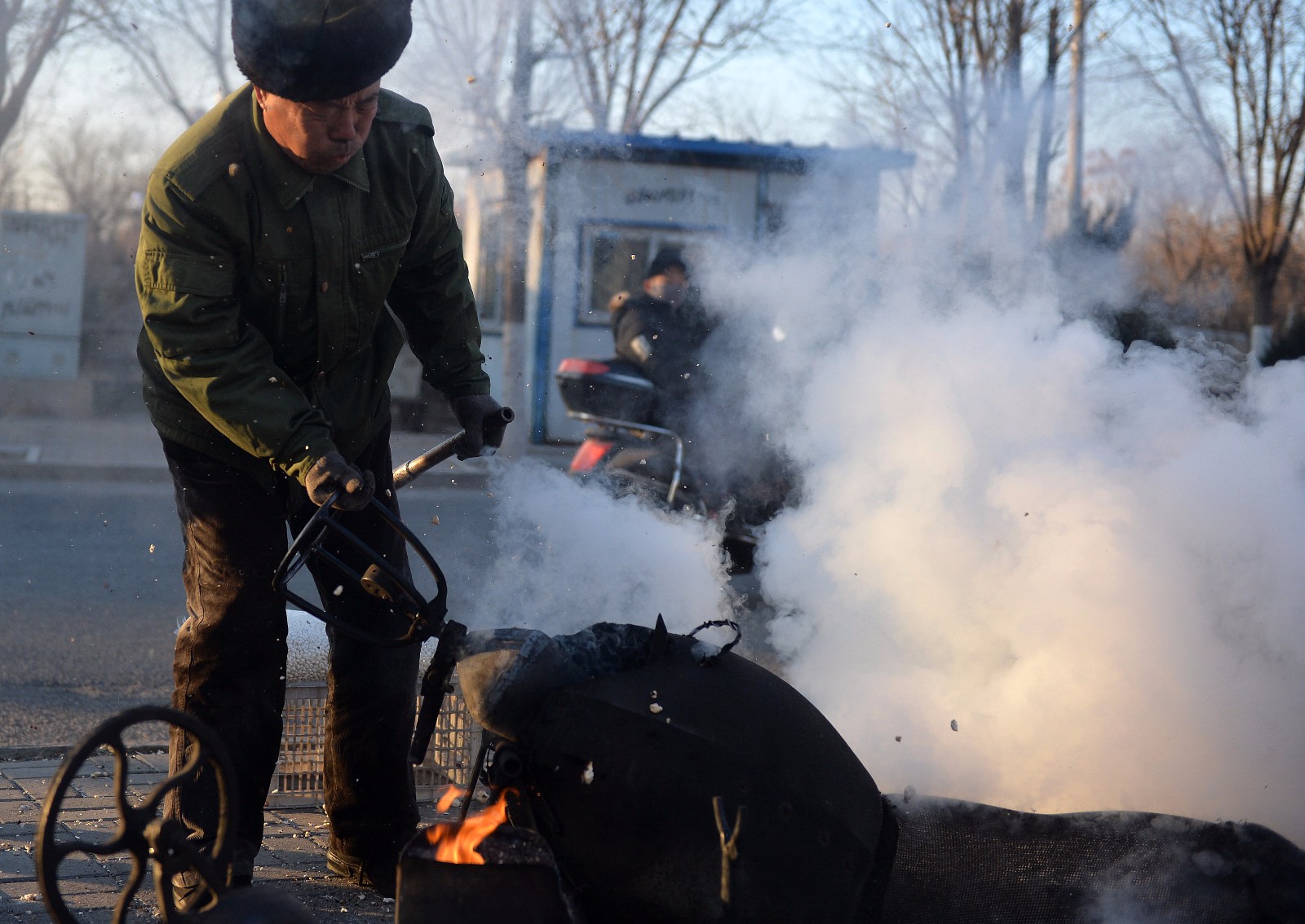 东北大叔一年手摇三千锅爆米花,常年不休成