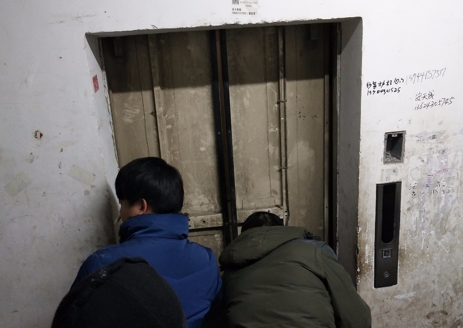 在电梯损坏后,他们共联系了两家专业的维修公司,其中第一家到现场后