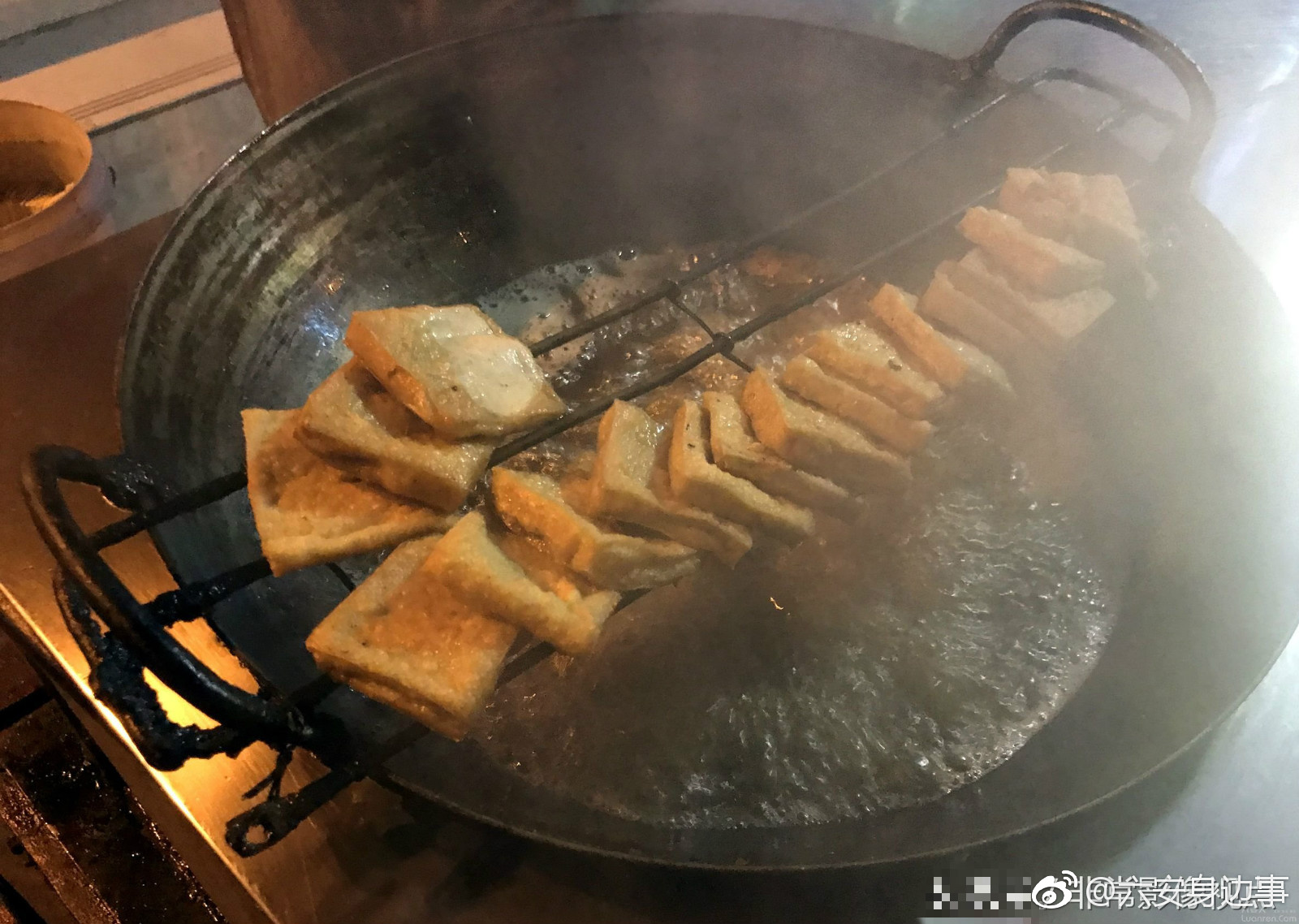 冬至六安街头小吃摊卖出千余块炸臭干