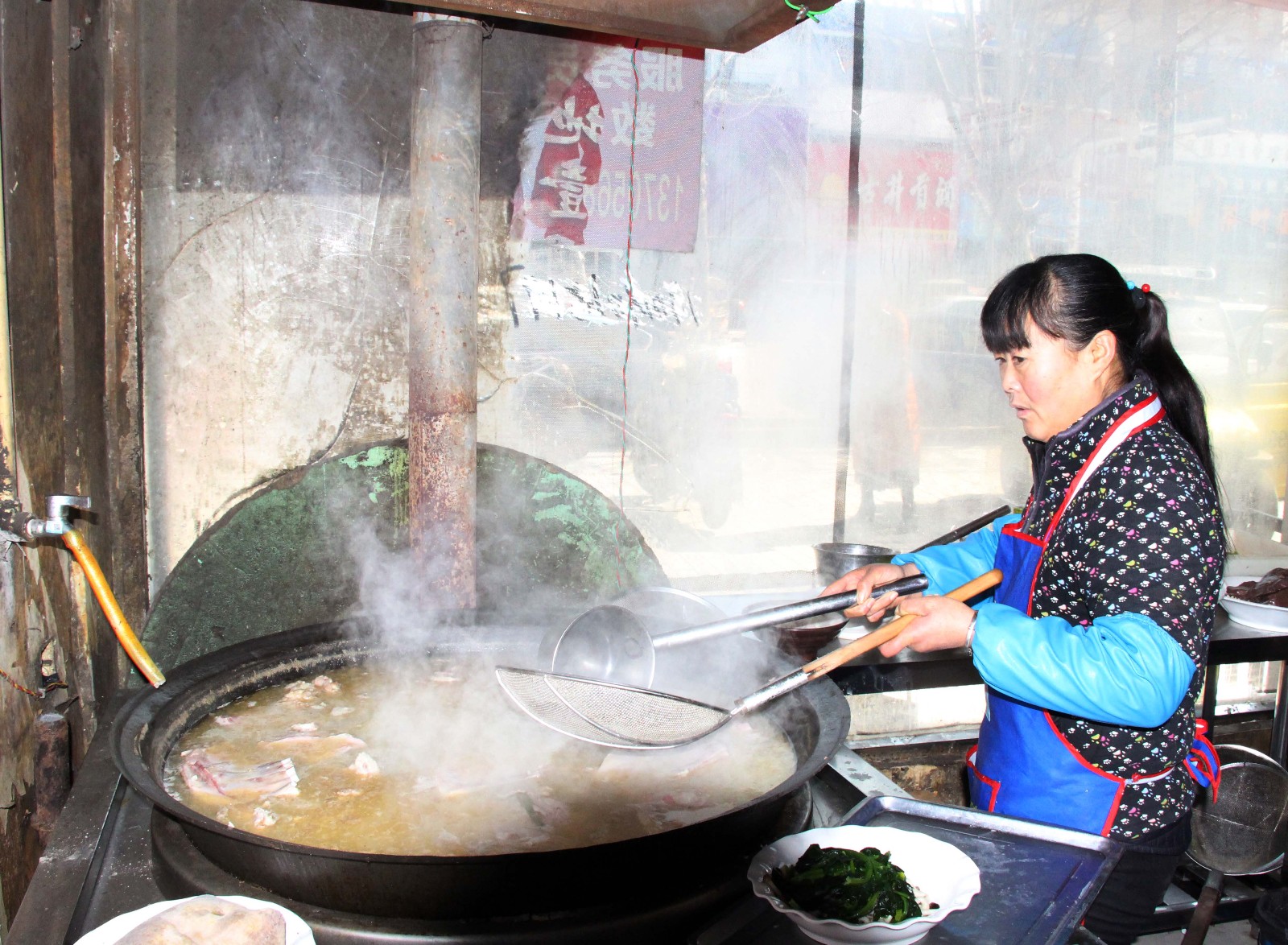 男子开一家羊肉汤馆,一天卖出近千碗,男人最喜欢这道菜
