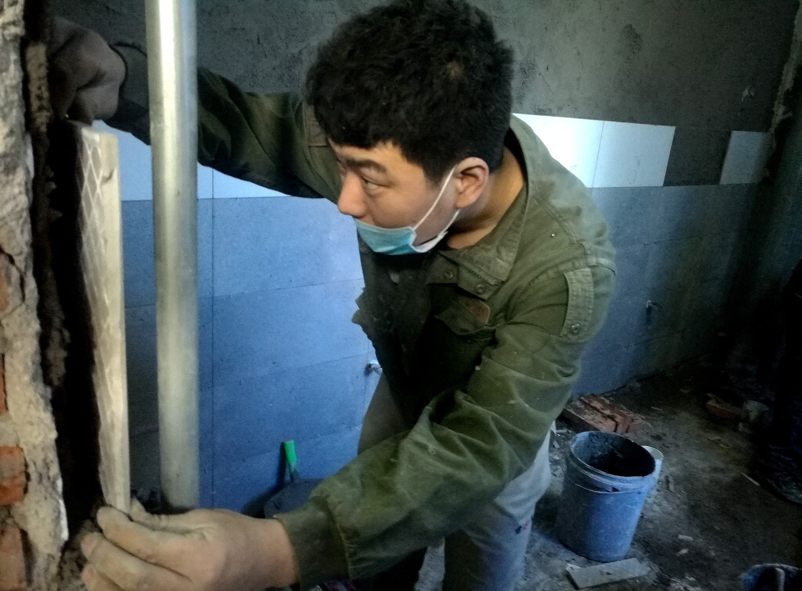 农民瓦工常年不休:年收10万元