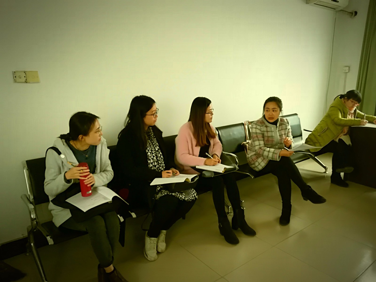 京东的刘强东说,小学老师月工资一万以上,很多