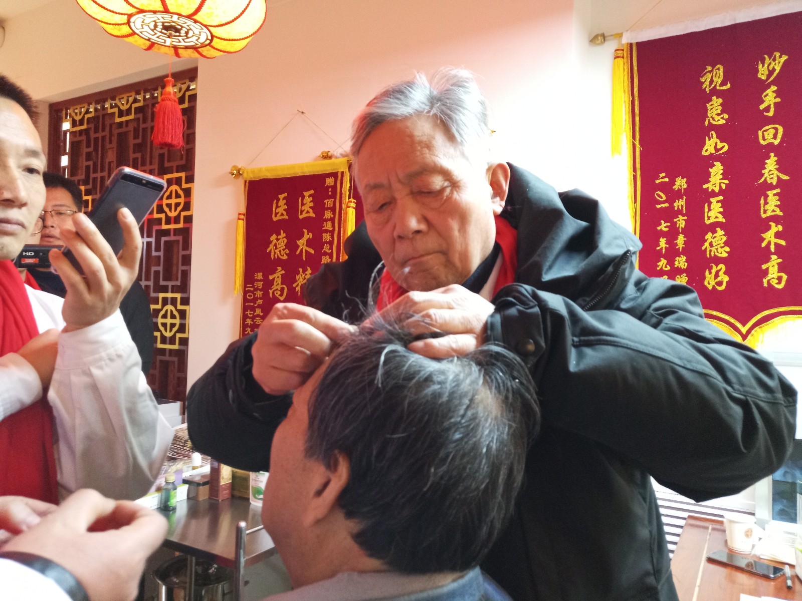 75岁老中医现场坐诊 郑州一中医馆黄氏头针