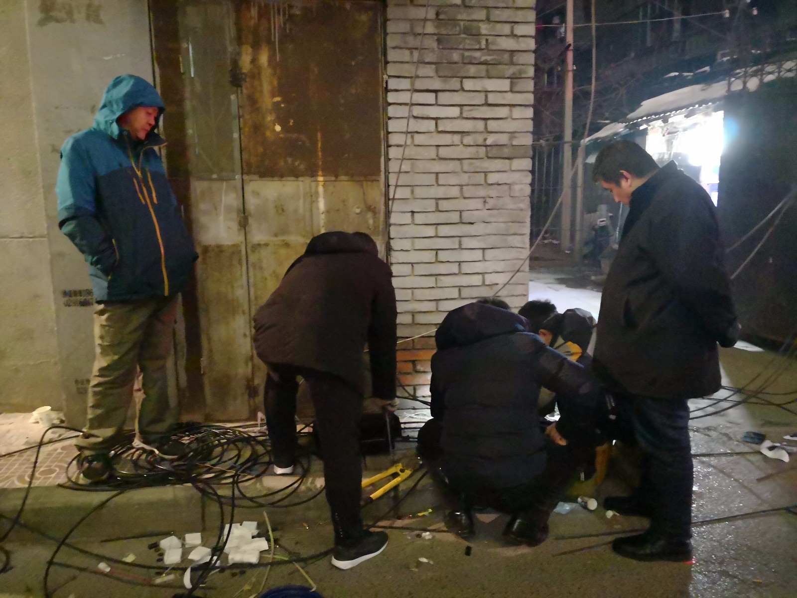 光缆昨晚突起火,电信、移动、联通哪家抢修最