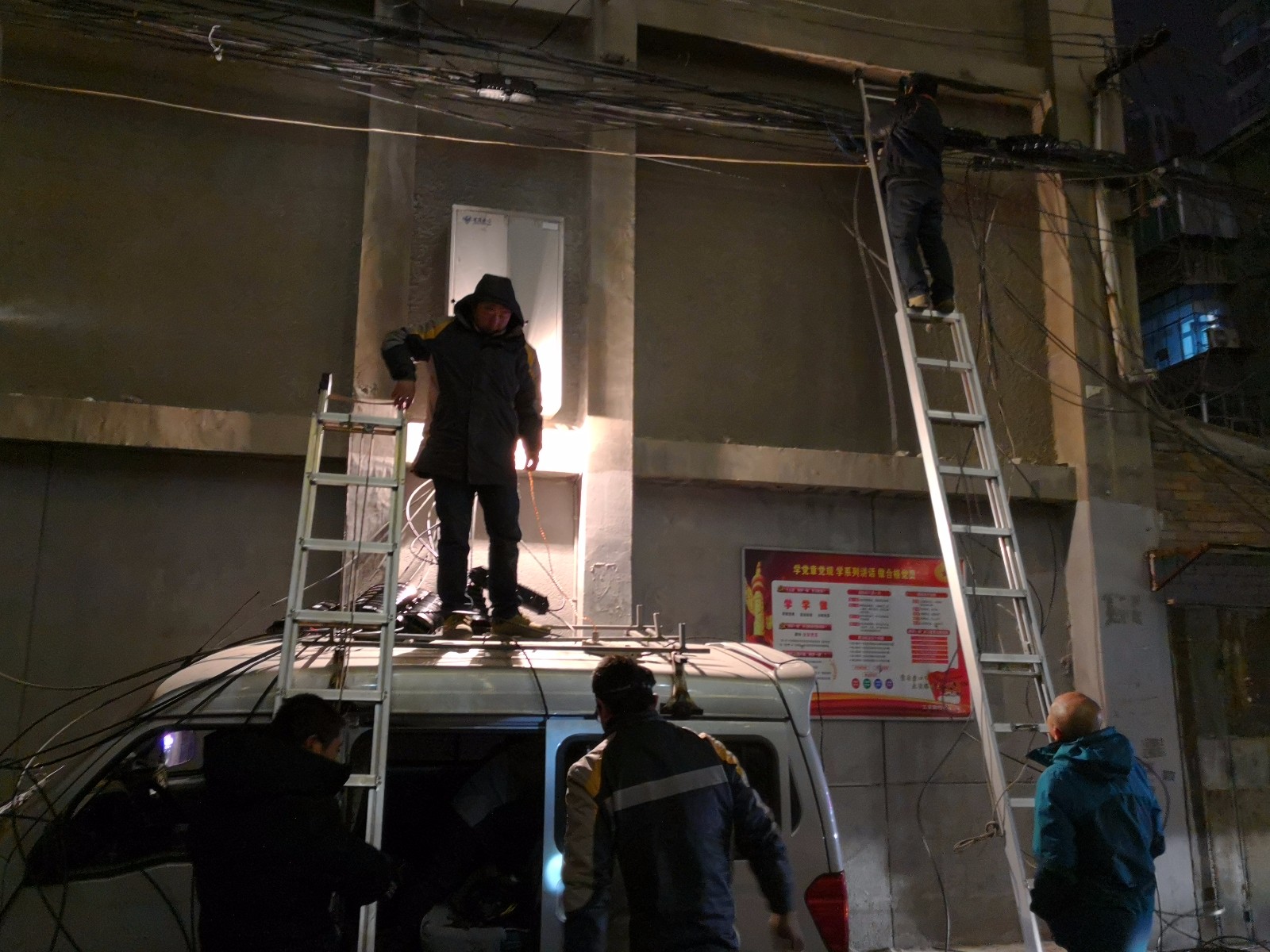 光缆昨晚突起火,电信、移动、联通哪家抢修最