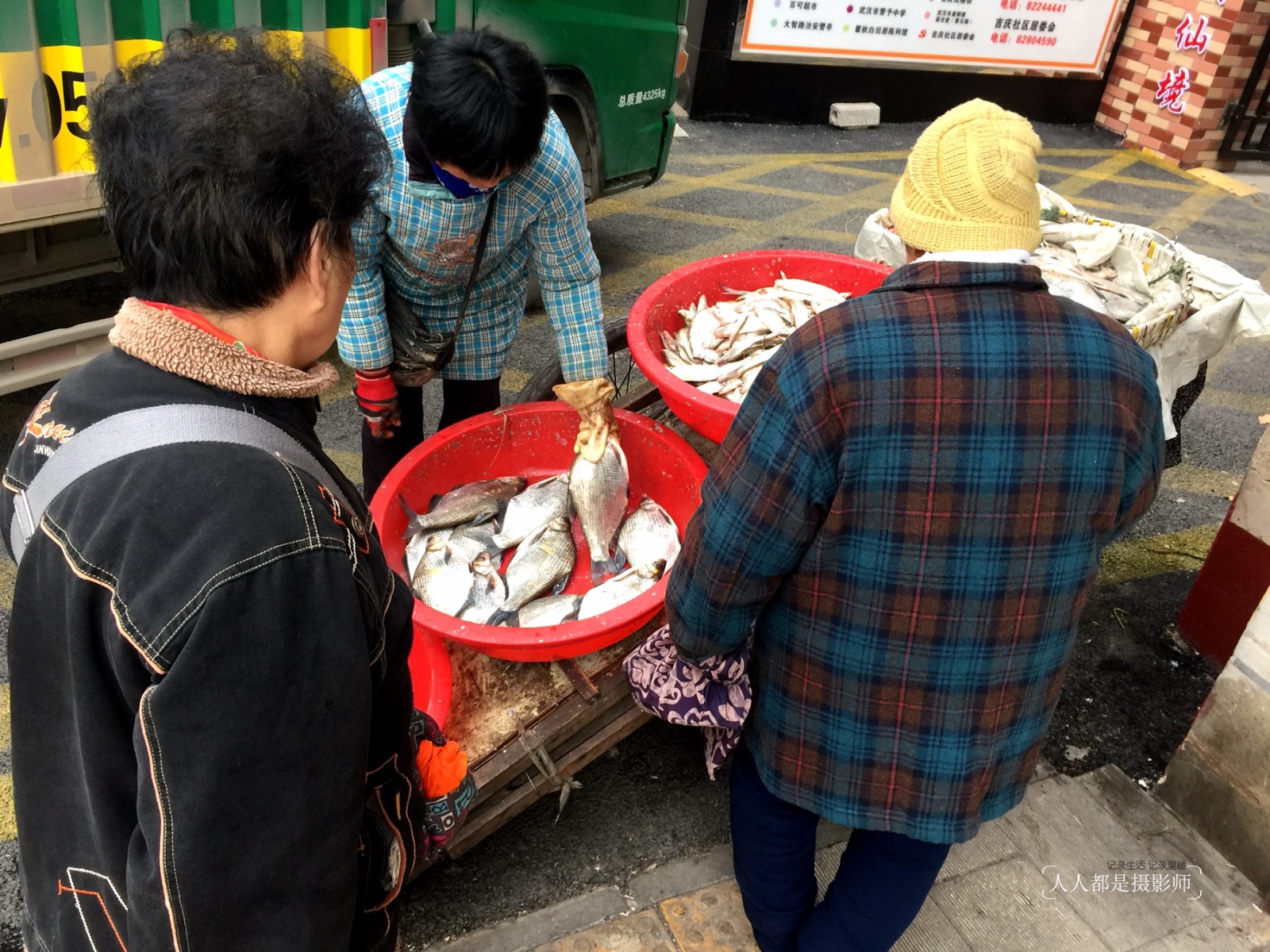 武汉大姐两轱辘板车上自建鱼塘,街头流动售卖1条大鱼7块钱