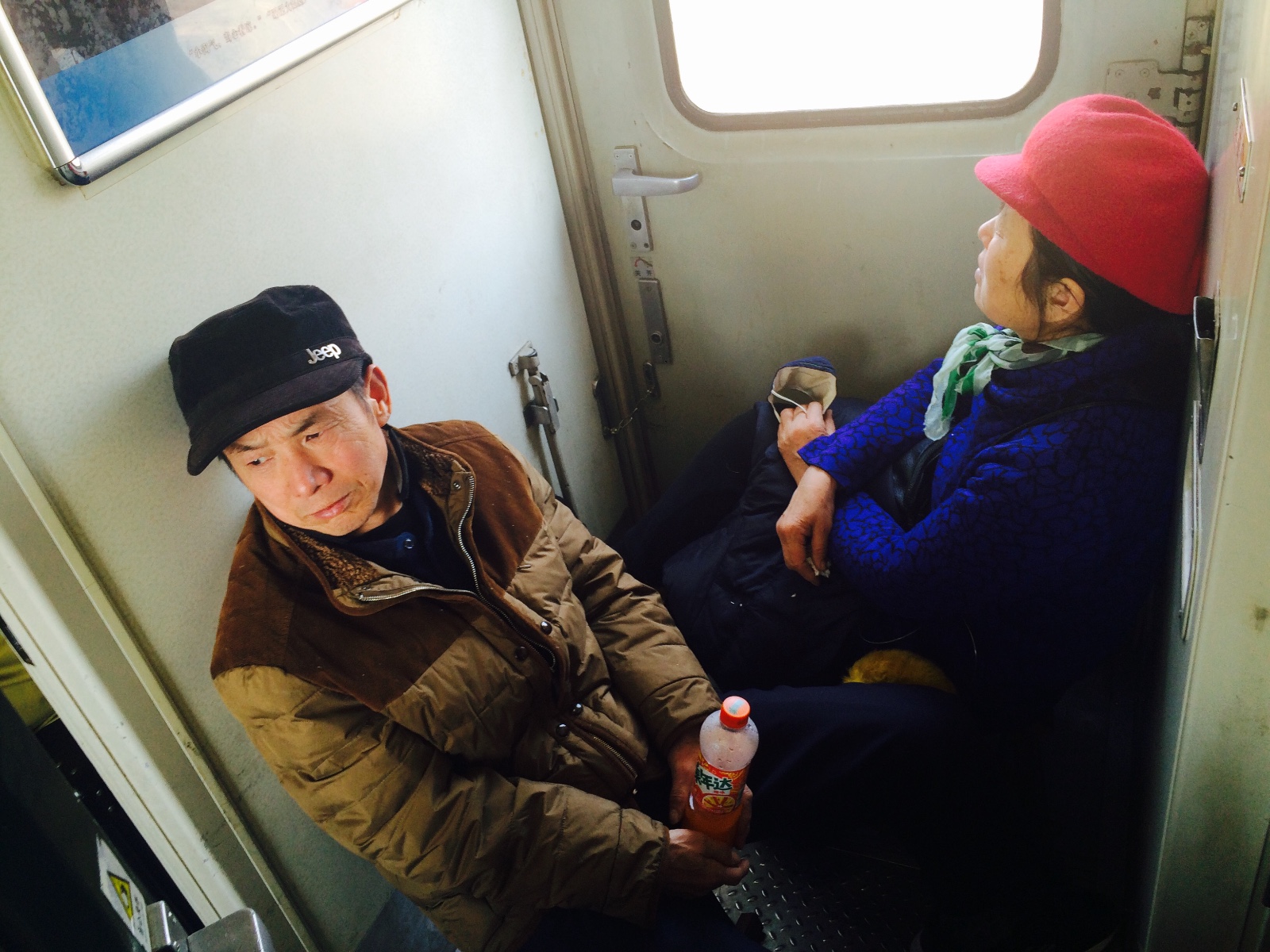 春运回家过年,来看看火车上的纪实照片!