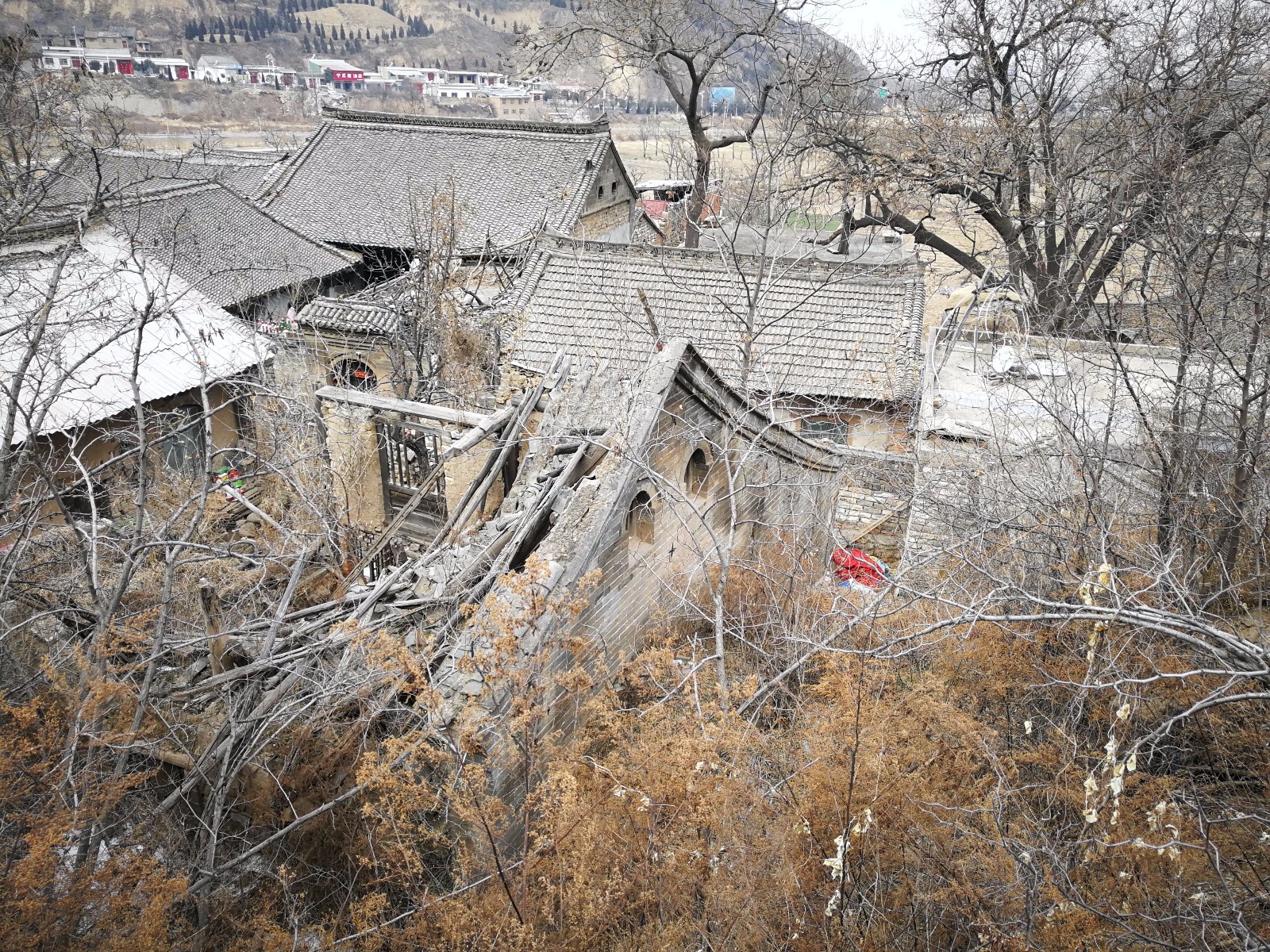 实拍被荒废农村老房子,建造精美却已无人居住