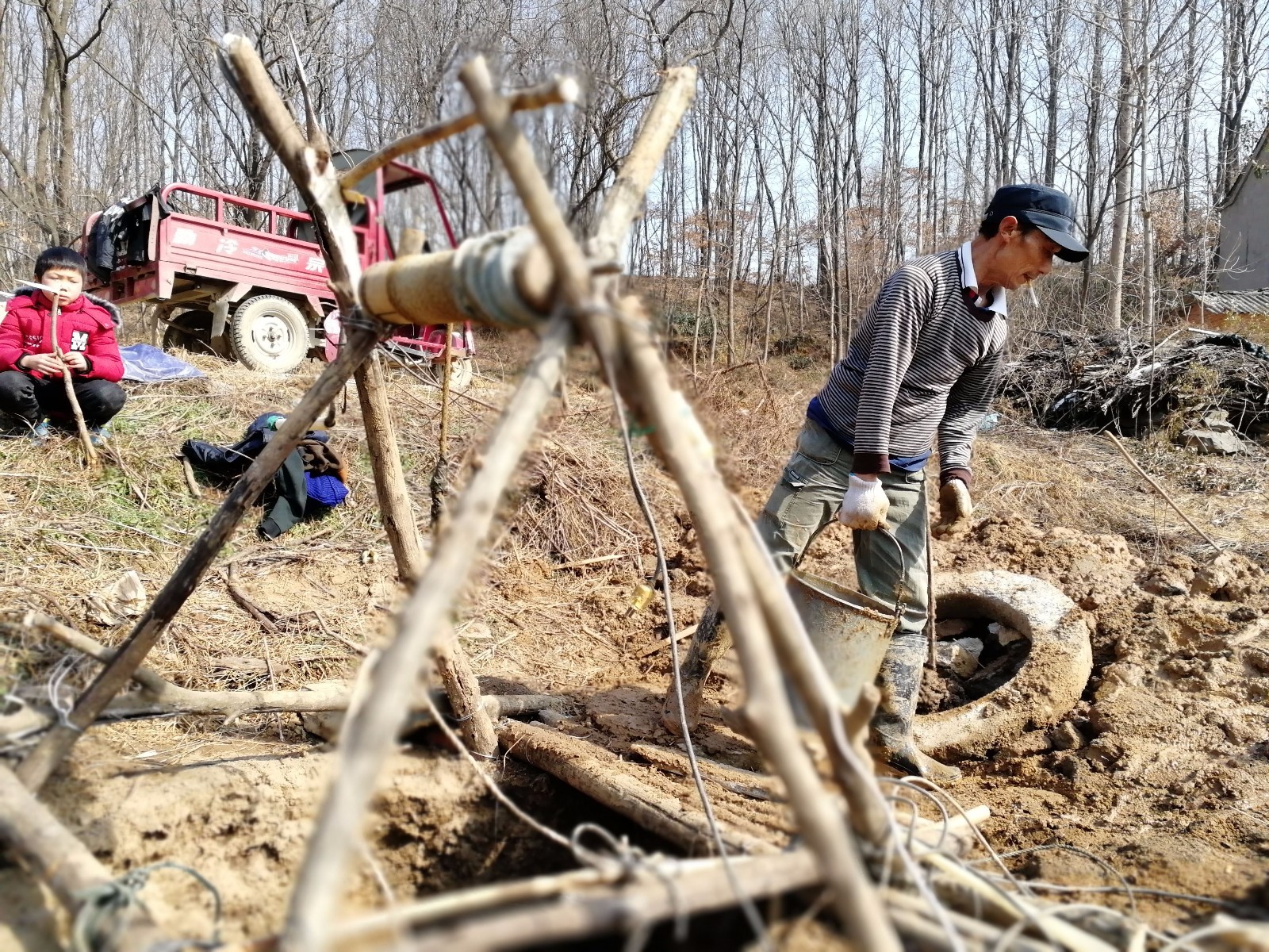 水井压水一点就着,江苏淮安现“可燃井水”,挖井时曾...