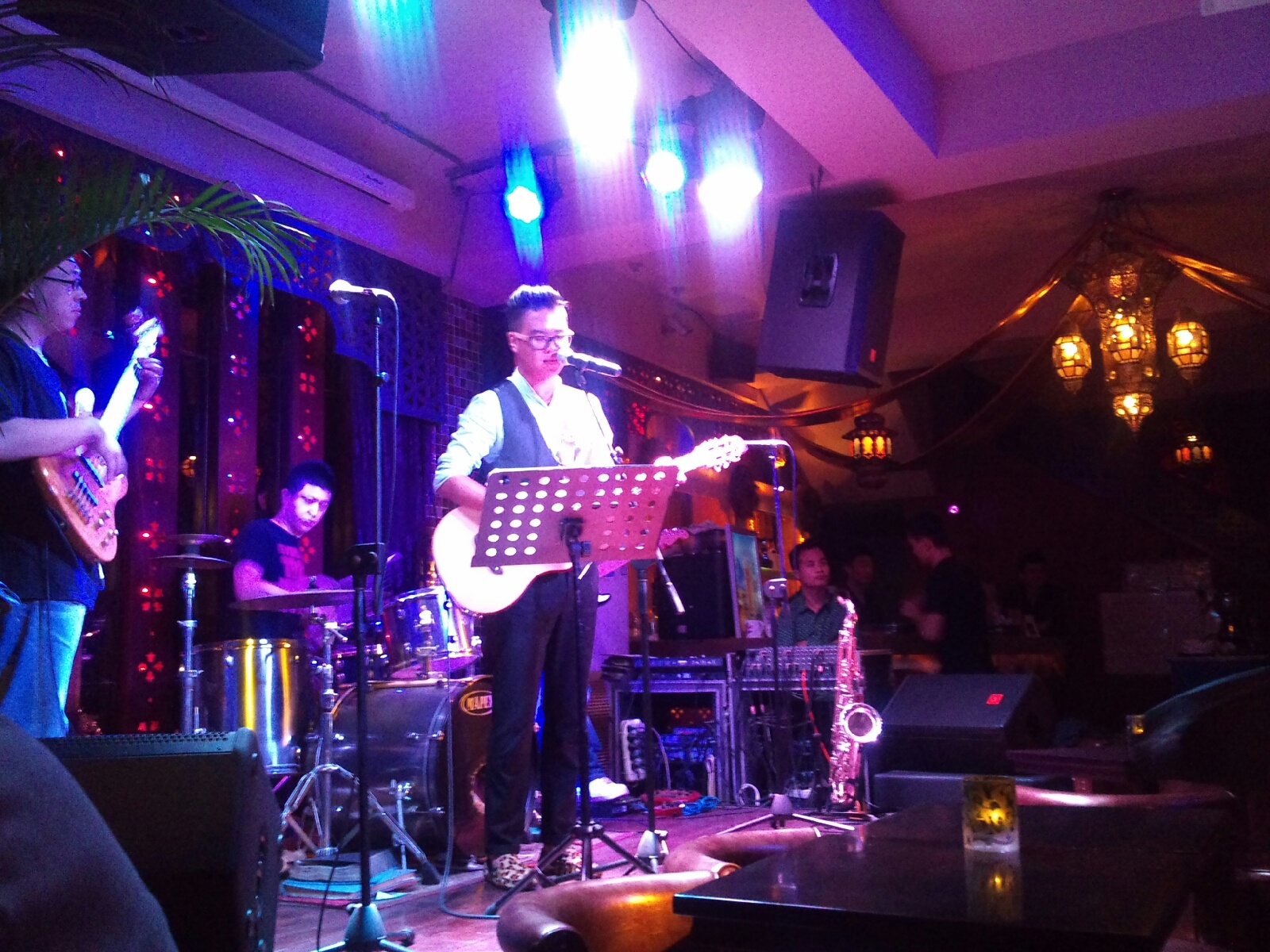 酒吧驻唱歌手每个月工资有多少,答案你想不到