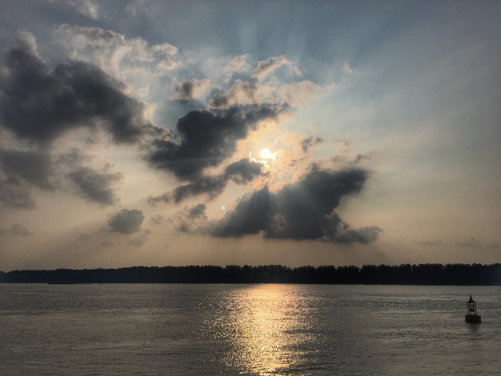 暴风雨后长江边的风景,雨过天晴与落日相伴~