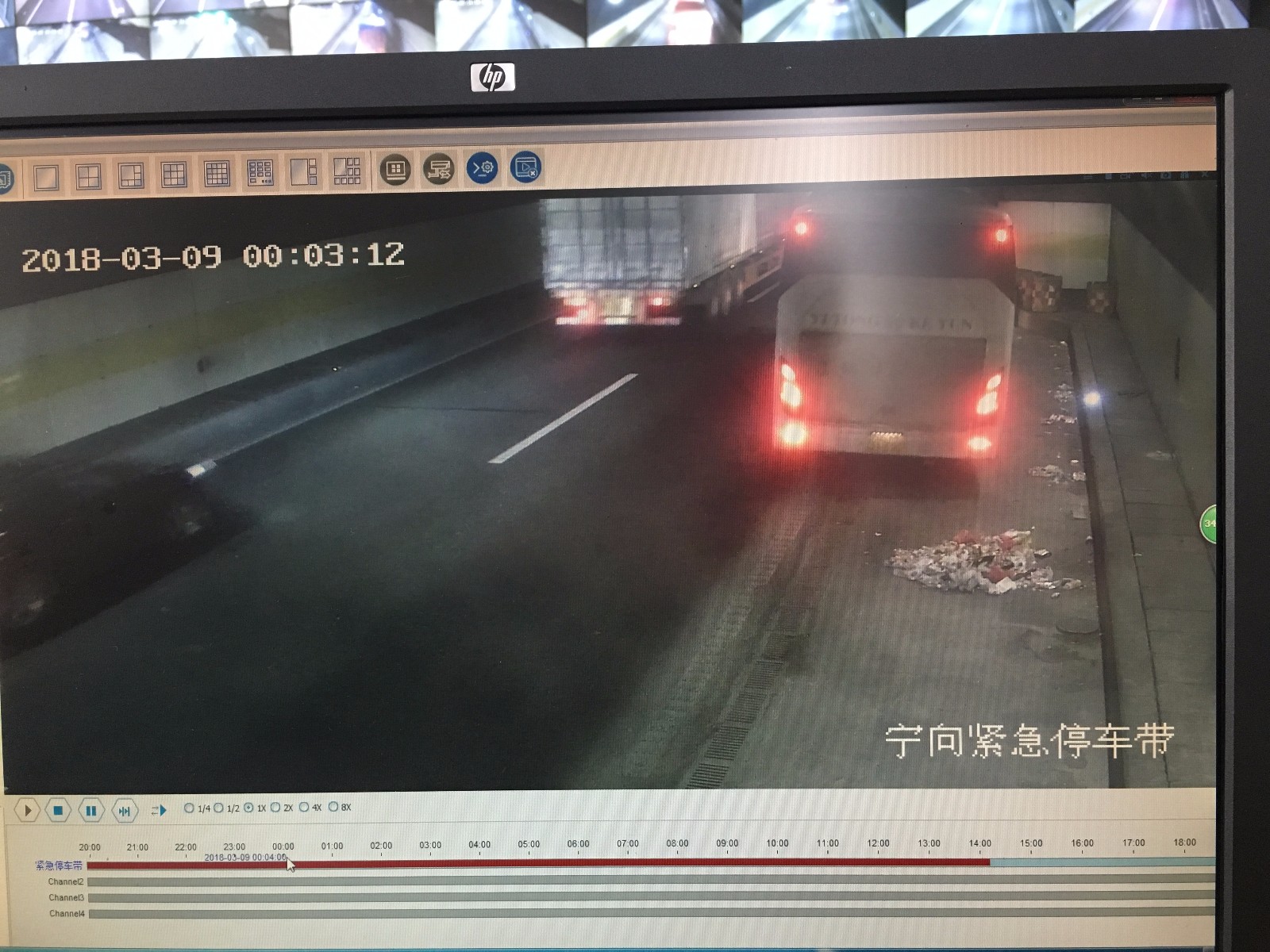 可恶大客 深夜在高速隧道紧急停车带排放一推垃圾