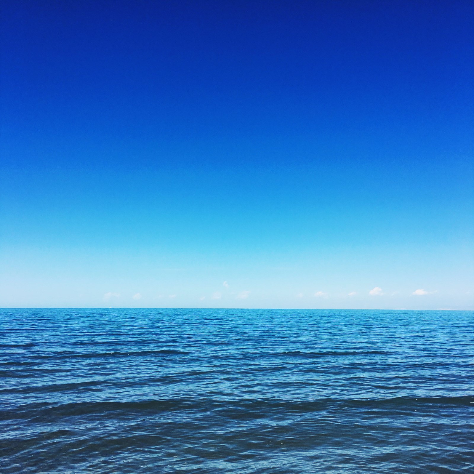 青海湖,它犹如浩瀚的大海,一望无际,美丽无比.