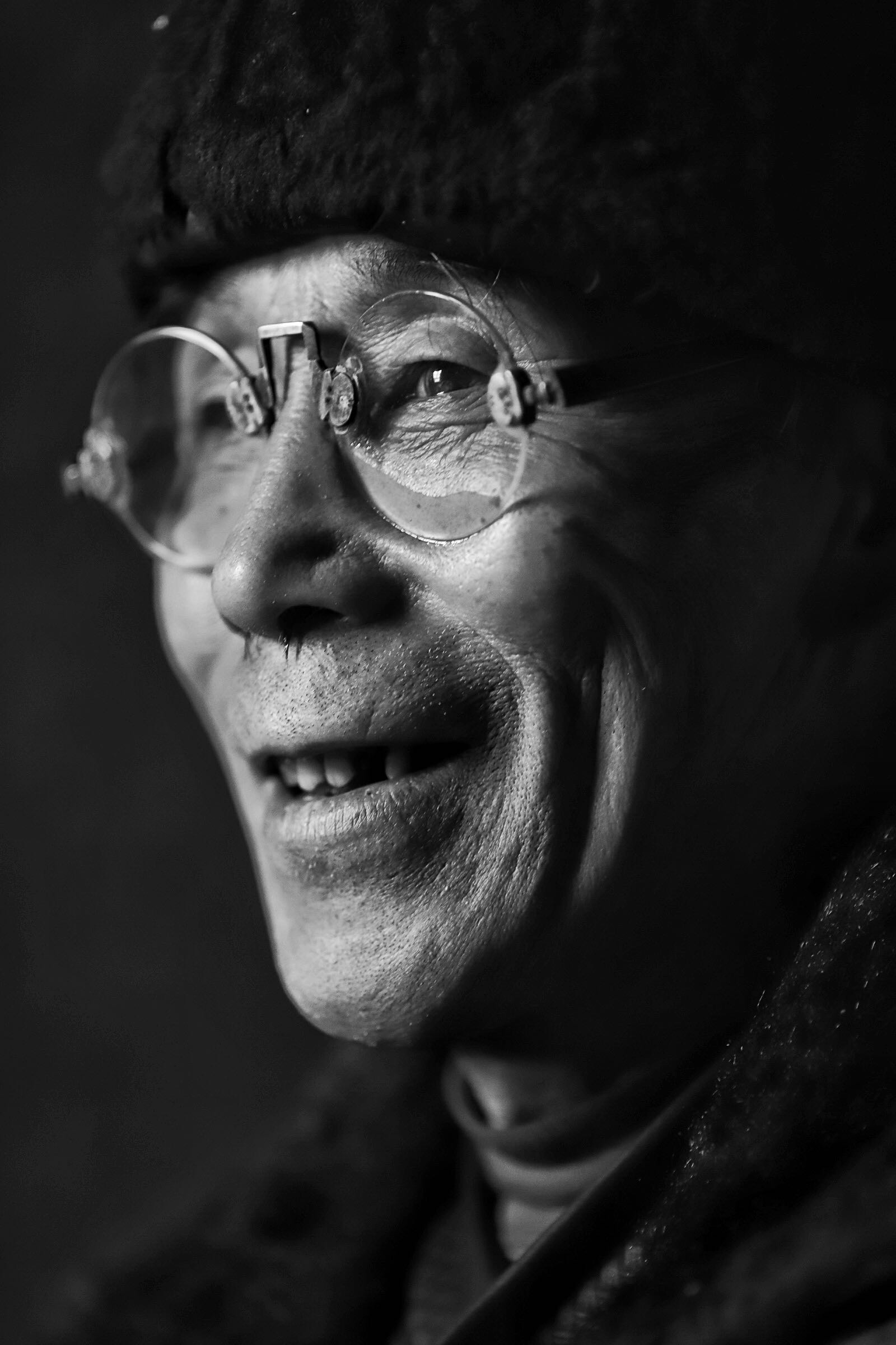 脱贫攻坚后农村老人的笑脸