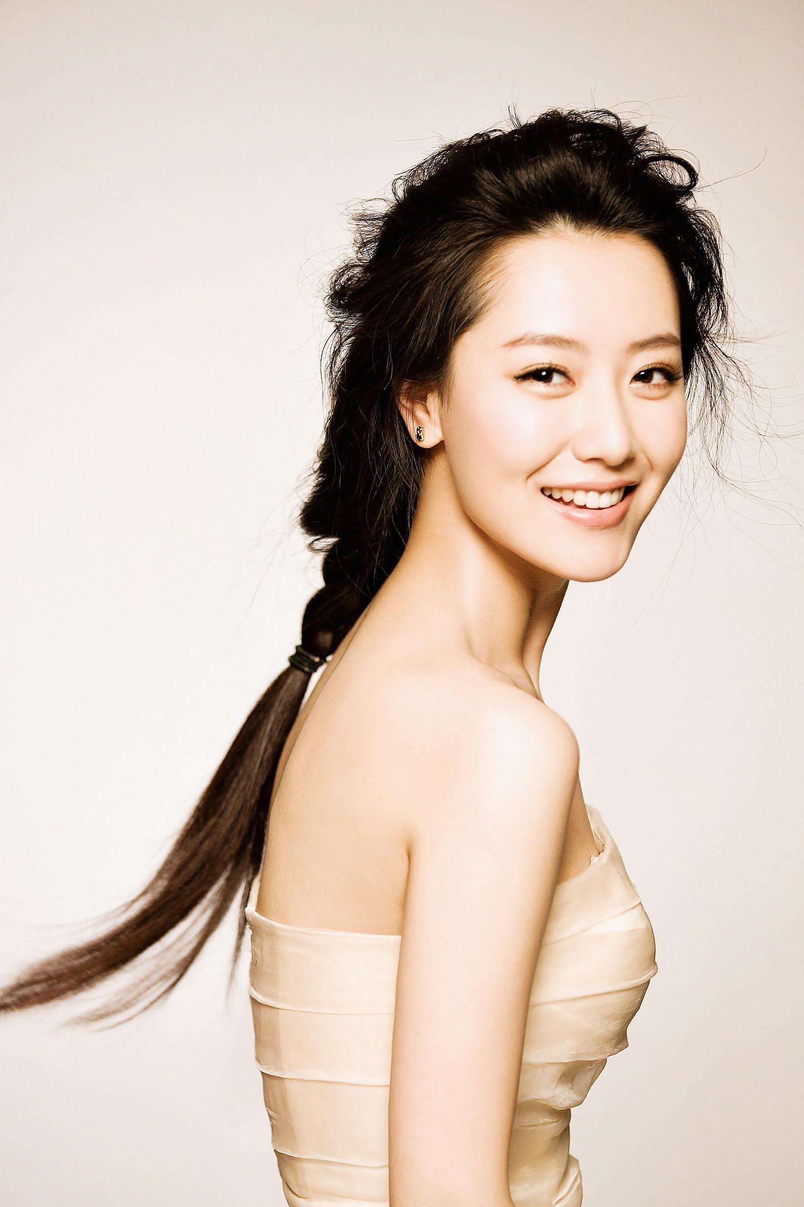她因形象清纯酷似韩国演员金喜善而被誉为中国的小金喜善，确实棒